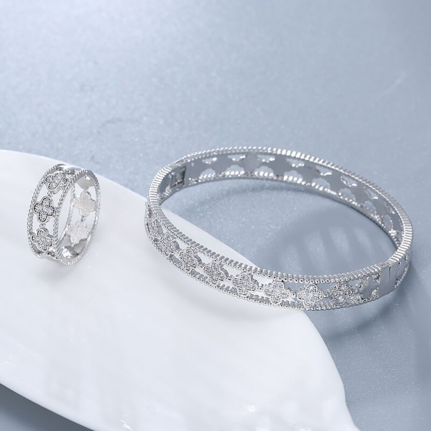 18K Gold Four Leaf Clover Bracelet Bangle